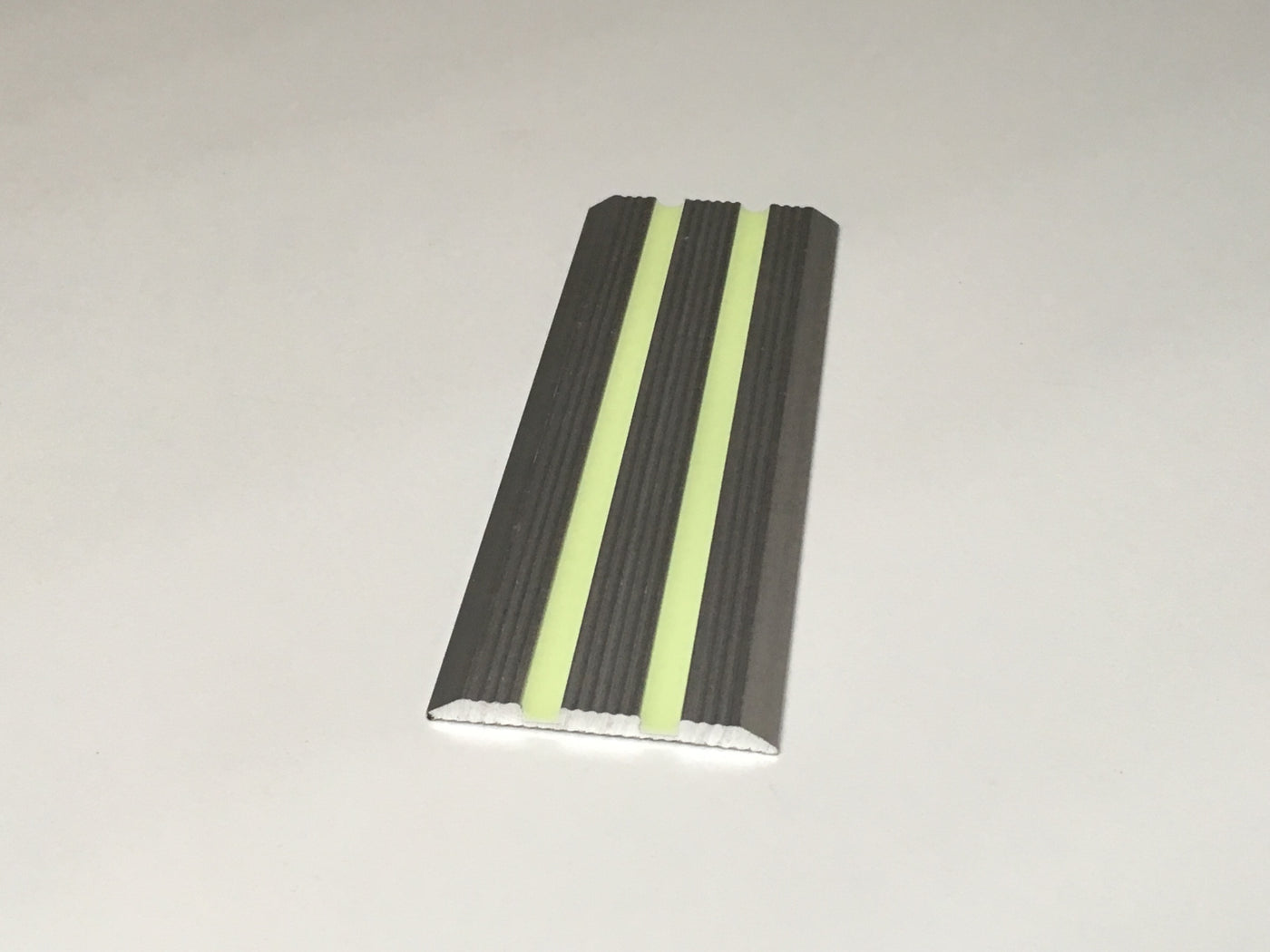 TRAPTREDE ANTISLIP, MET FOTOLUM. STRIPS
